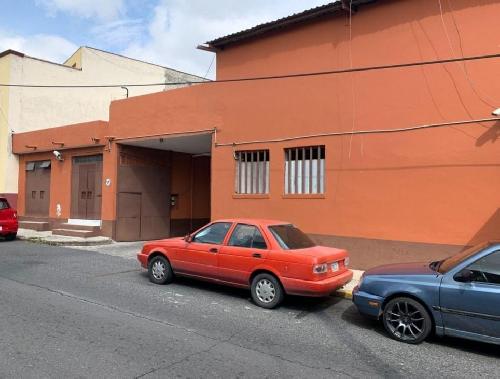 En la calle de Abasolo Colonia Centro estacionamiento