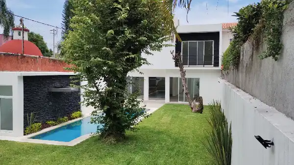 VENTA DE CASA NUEVA CON ALBERCA EN LAS FINCAS, JIUTEPEC, MORELOS