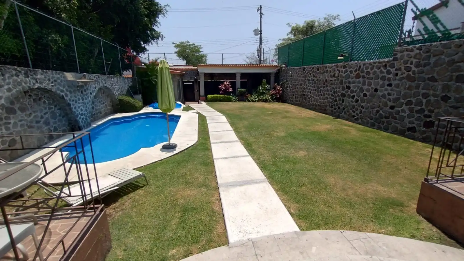 VENTA DE EXCELENTE CASA SOLA EN FRACCIONAMIENTO BURGOS BUGAMBILIAS.
