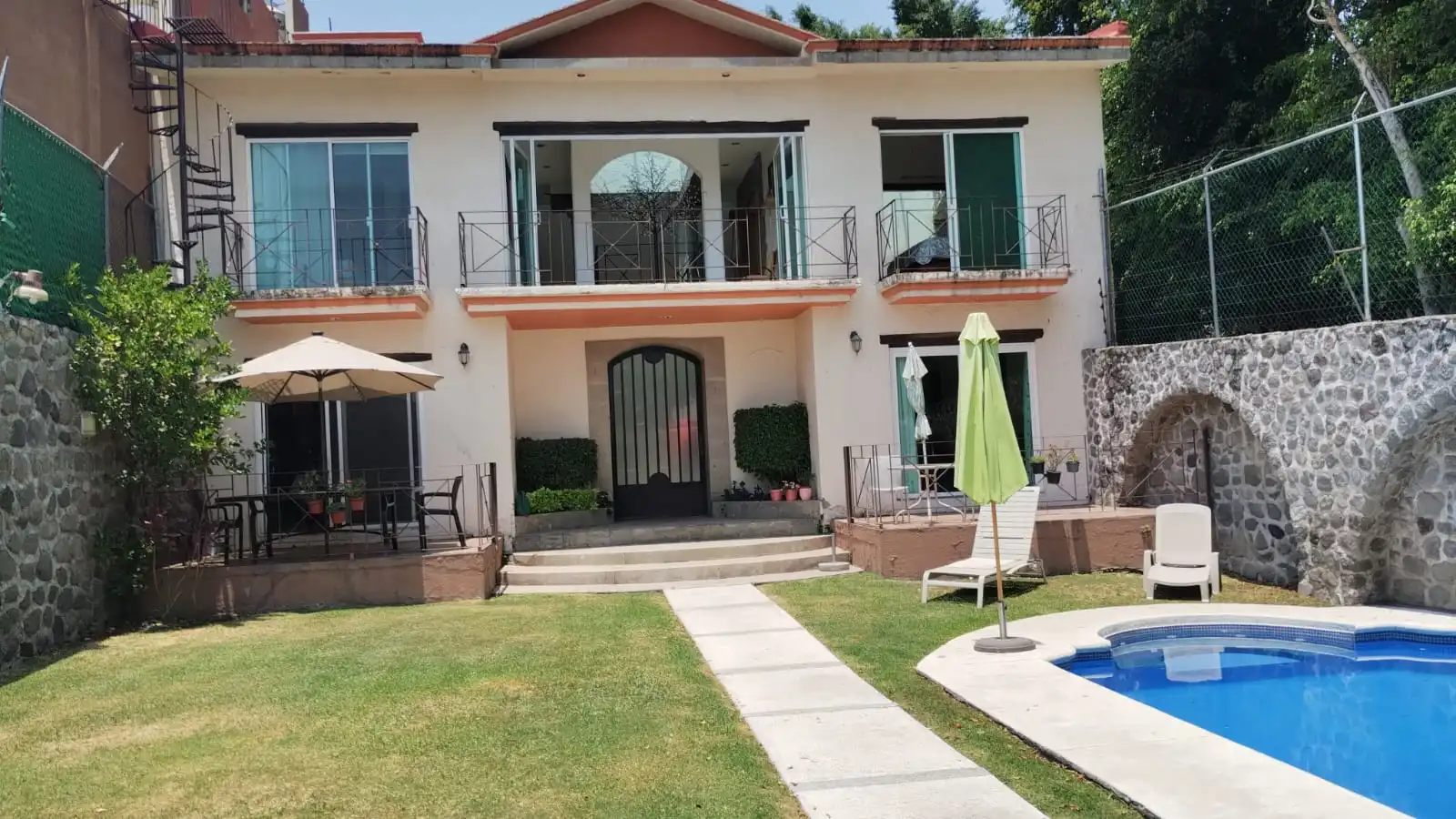 VENTA DE EXCELENTE CASA SOLA EN FRACCIONAMIENTO BURGOS BUGAMBILIAS.
