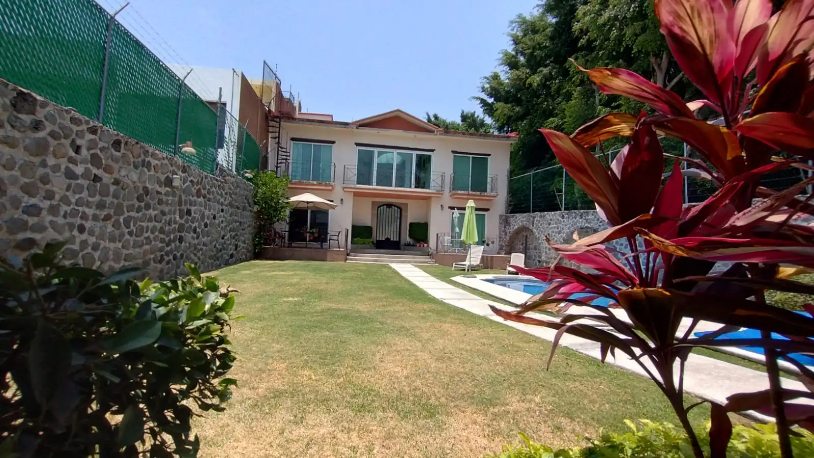 VENTA DE EXCELENTE CASA SOLA EN FRACCIONAMIENTO BURGOS BUGAMBILIAS.