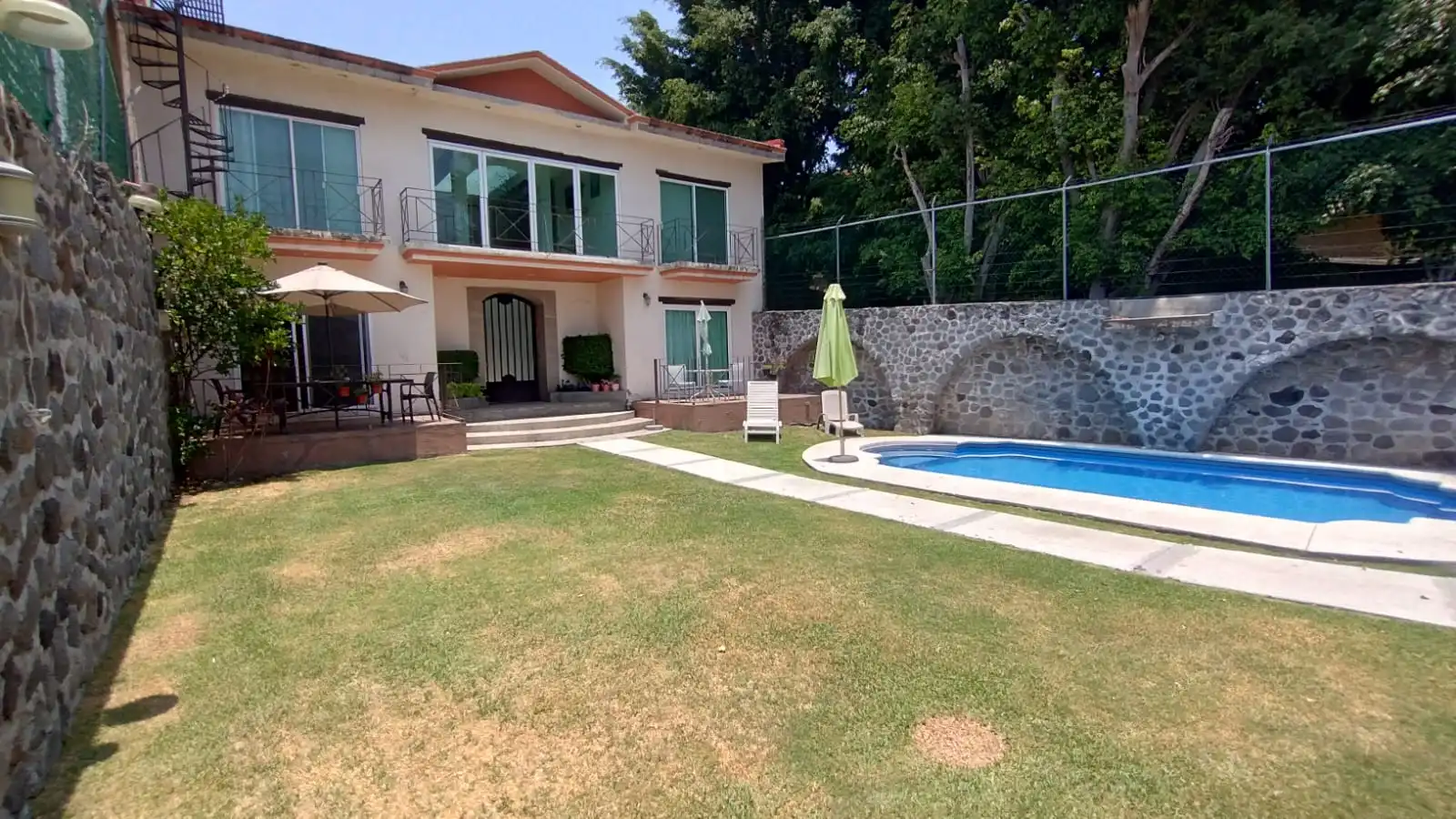 VENTA DE EXCELENTE CASA SOLA EN FRACCIONAMIENTO BURGOS BUGAMBILIAS.