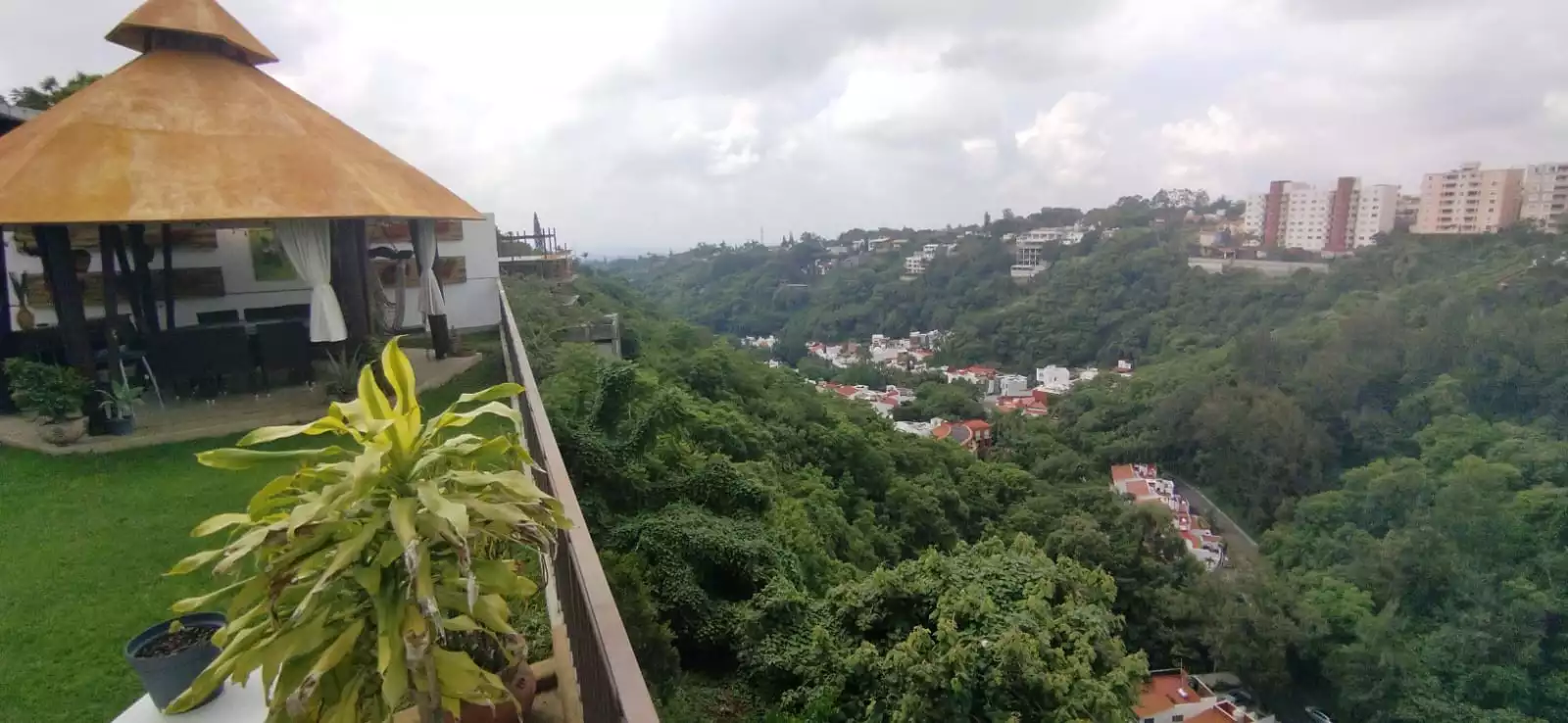 VENTA DE CASA CON VISTA PANORÁMICA, EN RANCHO TETELA, CUERNAVACA