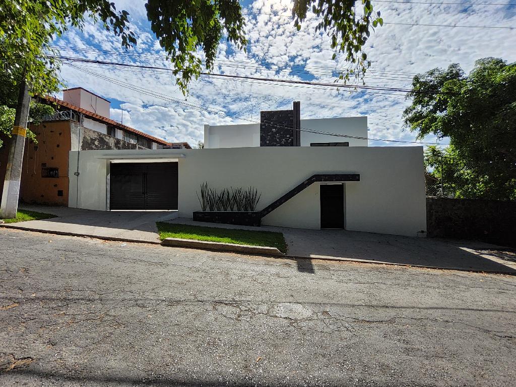 Casa estilo moderno en fraccionamiento Lomas de Cuernavaca
