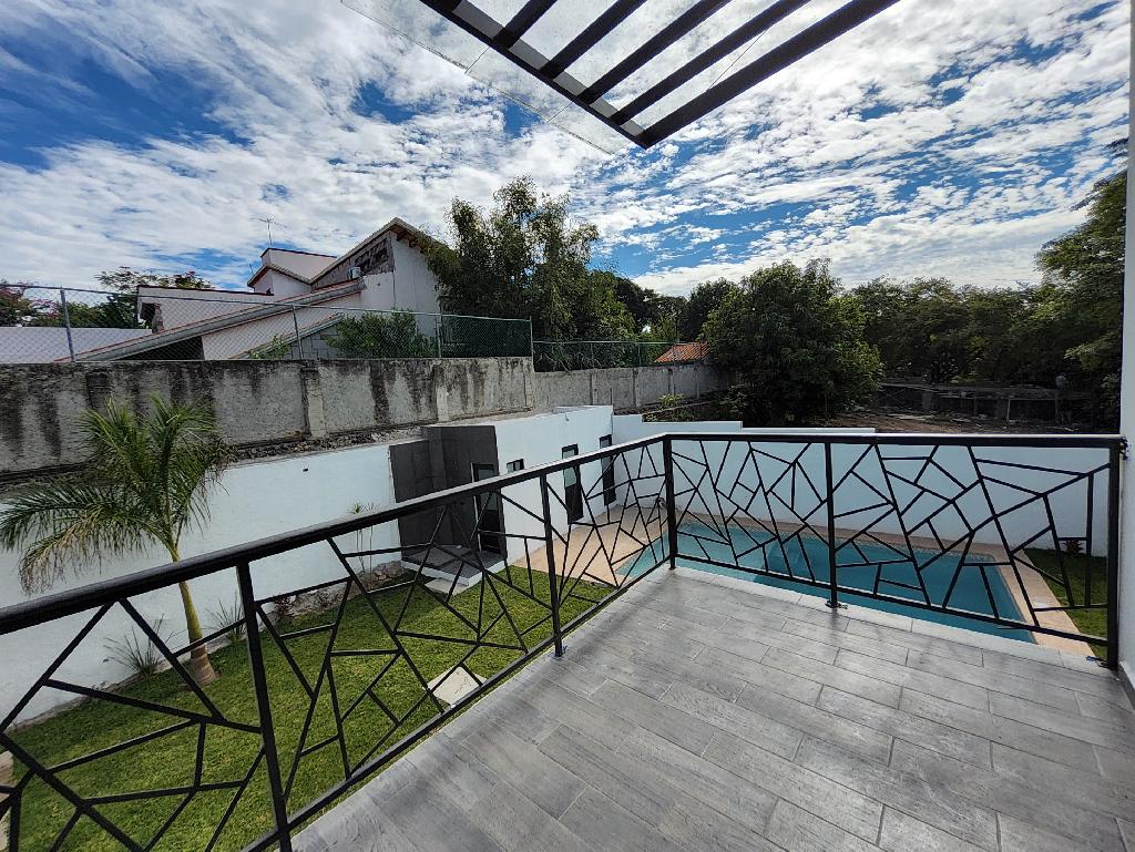 Casa estilo moderno en fraccionamiento Lomas de Cuernavaca