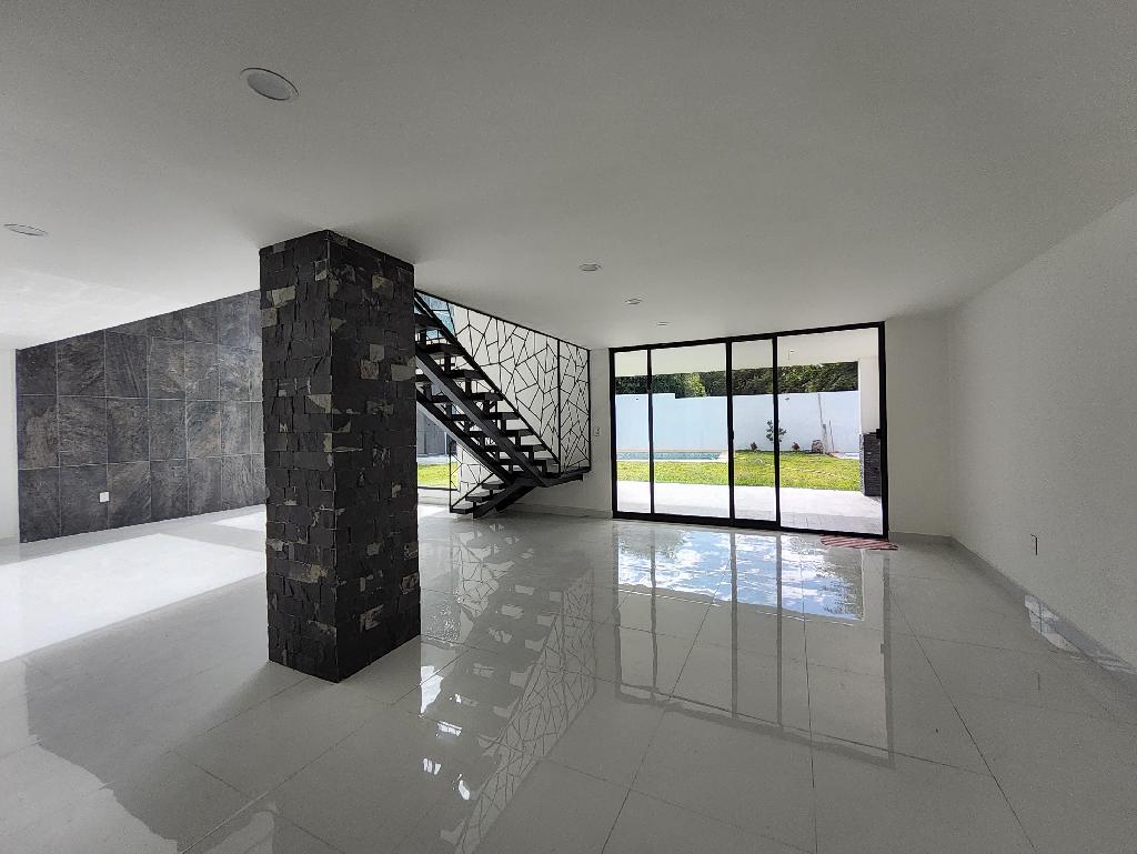 Casa estilo moderno en fraccionamiento Lomas de Cuernavaca