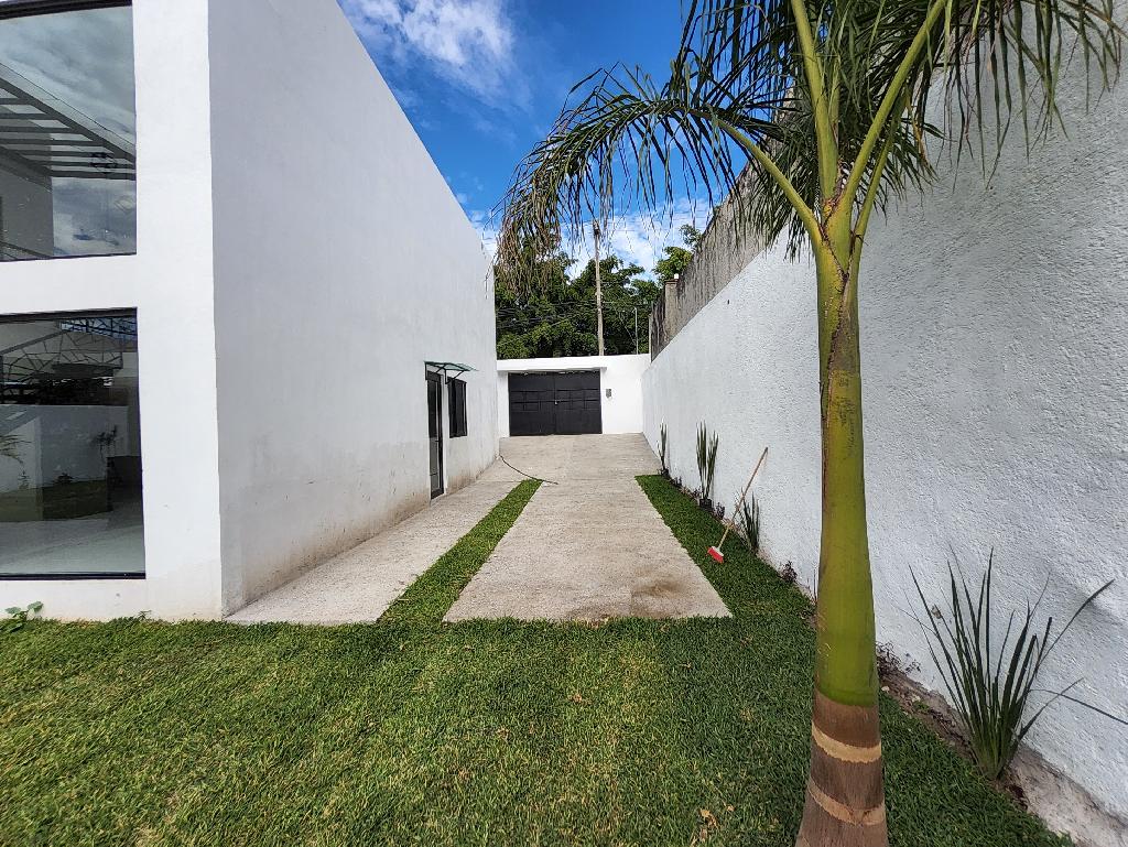 Casa estilo moderno en fraccionamiento Lomas de Cuernavaca