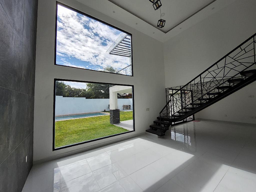 Casa estilo moderno en fraccionamiento Lomas de Cuernavaca