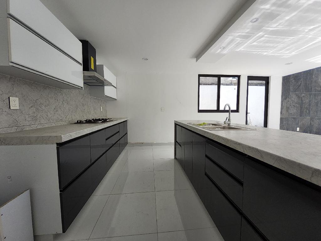 Casa estilo moderno en fraccionamiento Lomas de Cuernavaca