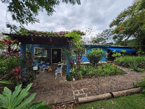 Casa rodeada de naturaleza,  ubicada en fraccionamiento exclusivo al sur de la cd de Cuernavaca