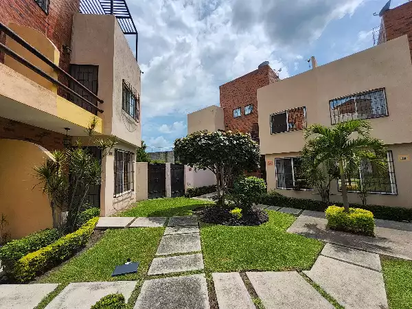Casa en coto con alberca.