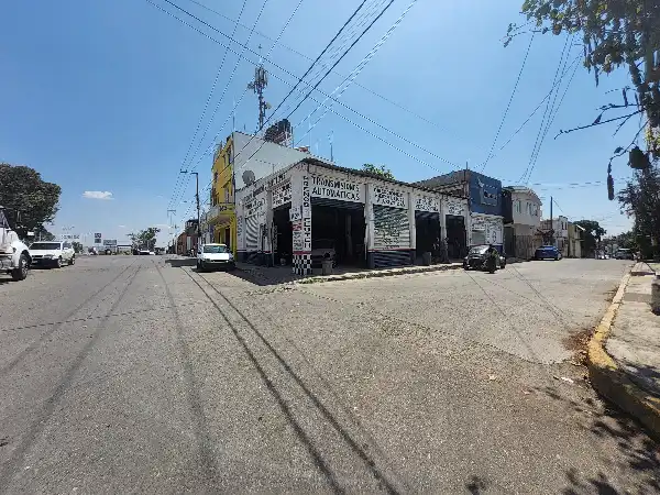 Propiedad con taller, local comercial y departamento. ¡Ubicación, ubicación, ubicación!