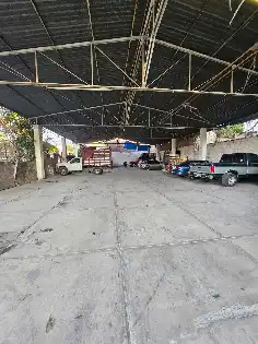 Terreno con estructura (actualmente se susa de estacionamiento y lavado)