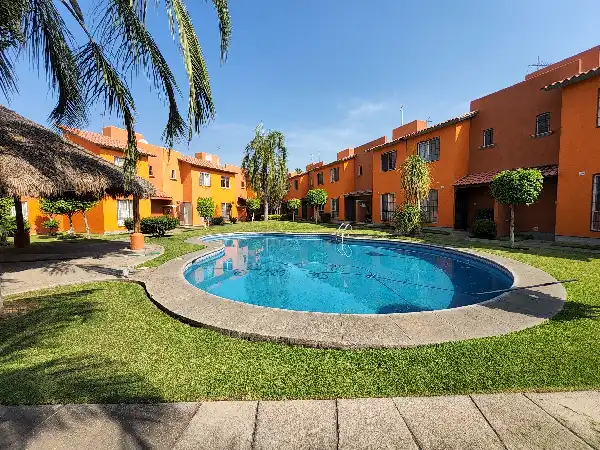 Casa en condominio en venta de 3 recámaras, con alberca y seguridad.