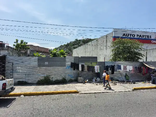 Terreno comercial sobre avenida principal.