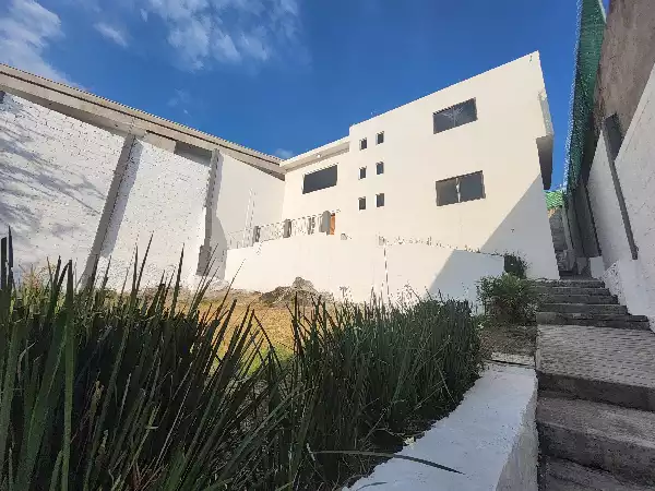 Casa en dos niveles en fraccionamiento Brisas