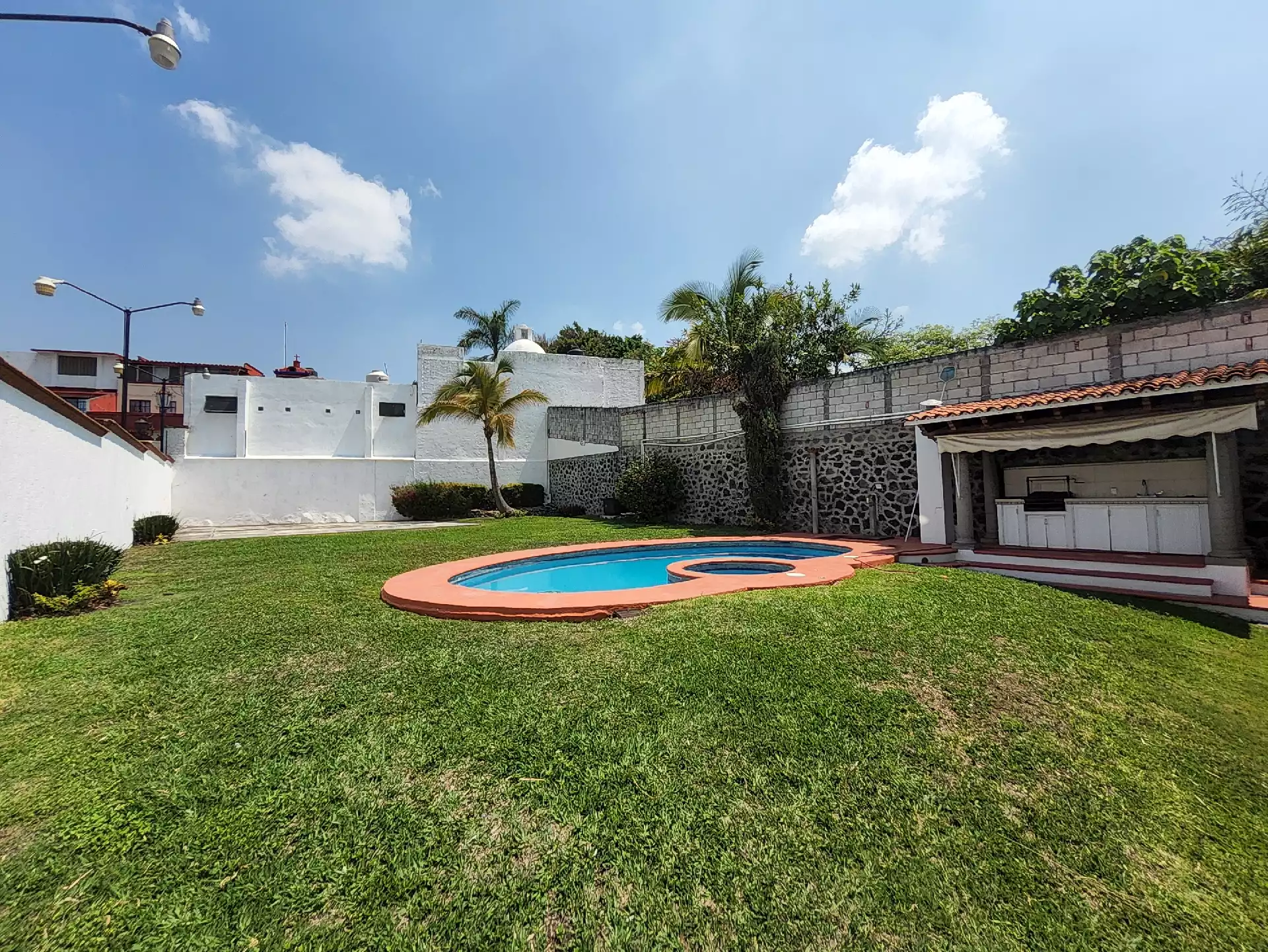 Casa en una planta con alberca en renta en Palmira.
