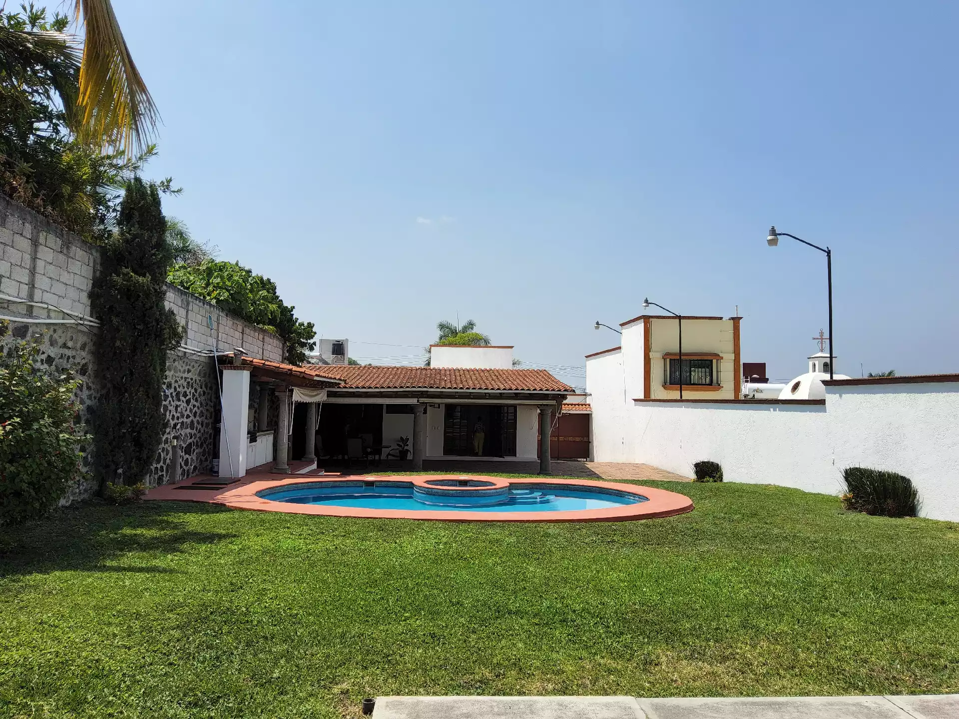 Casa en una planta con alberca en renta en Palmira.