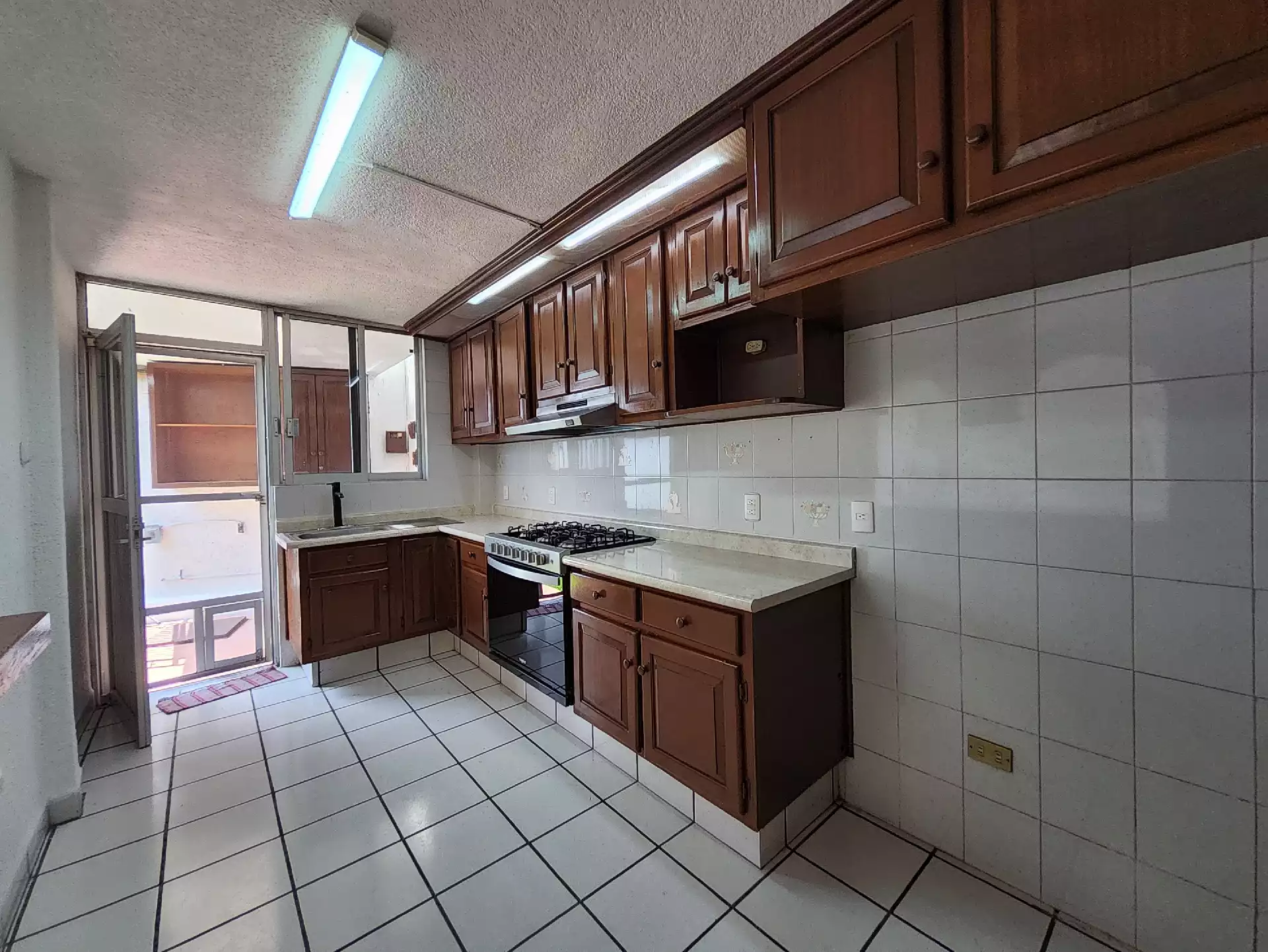 Casa en una planta con alberca en renta en Palmira.