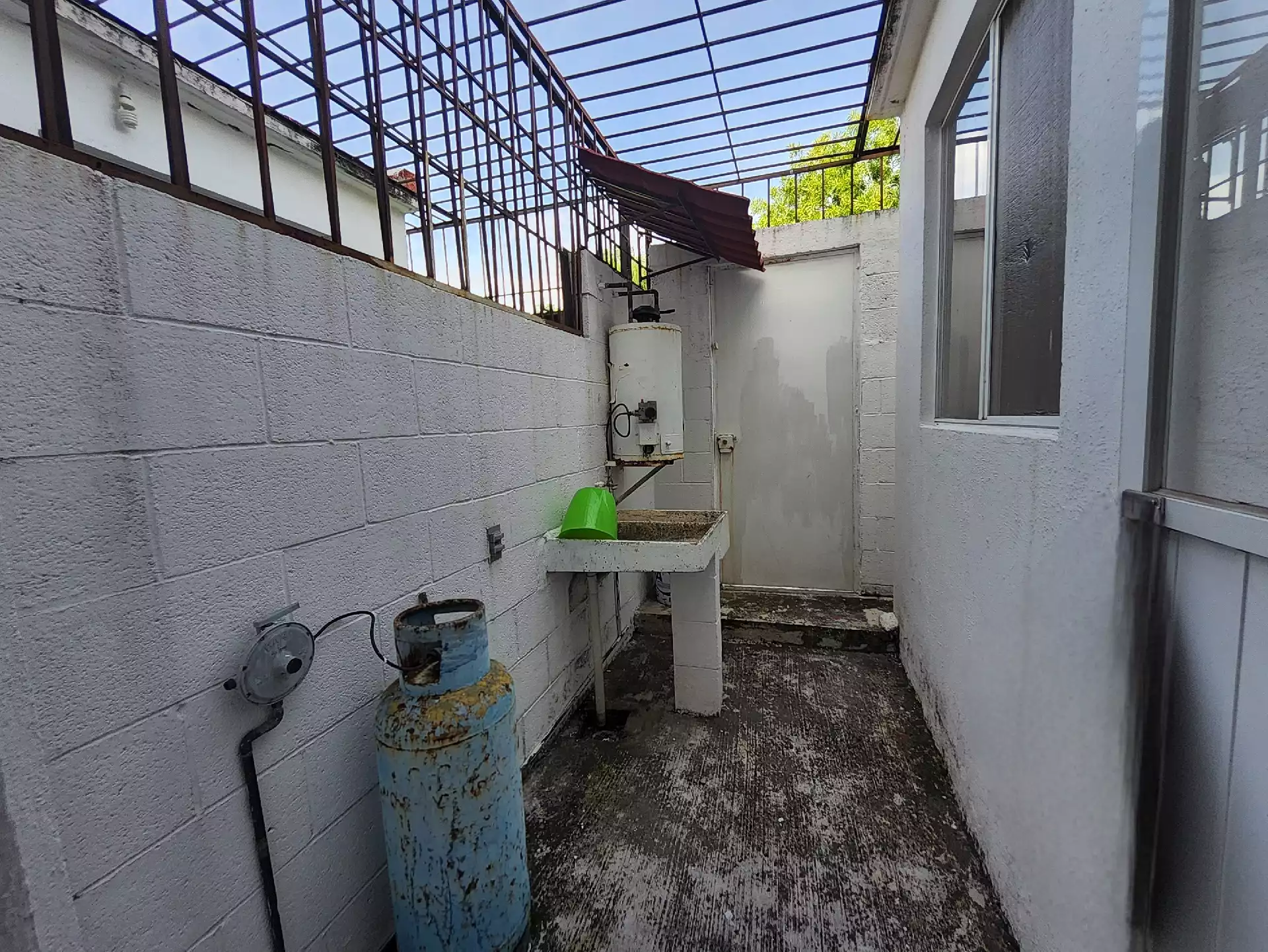 Casa en condominio con alberca compartida.