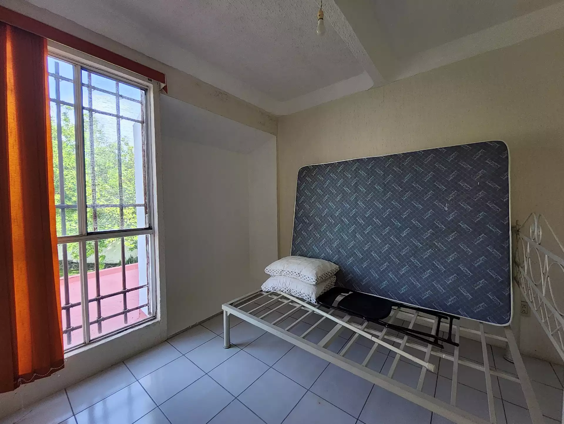 Casa en condominio con alberca compartida.