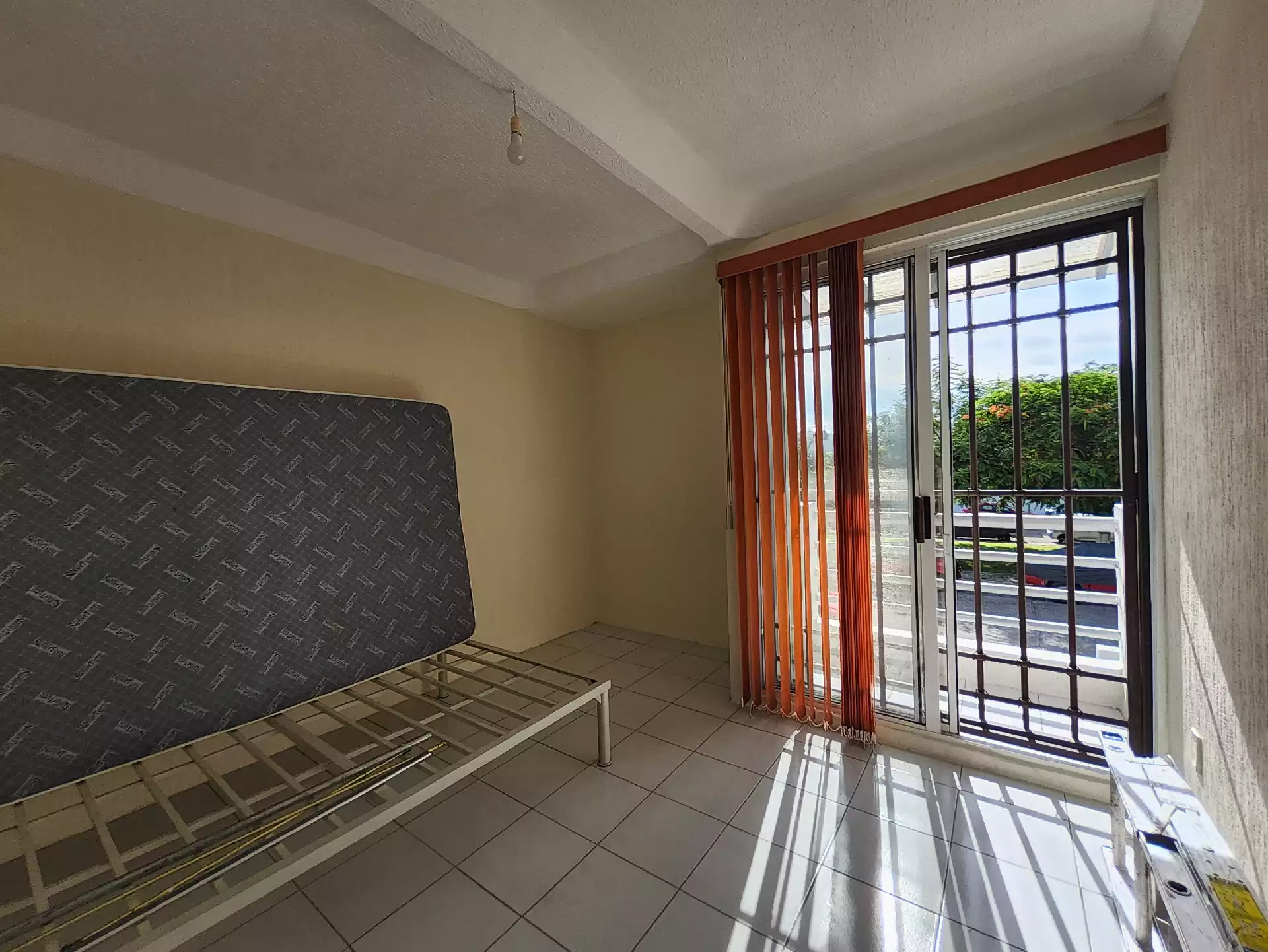 Casa en condominio con alberca compartida.