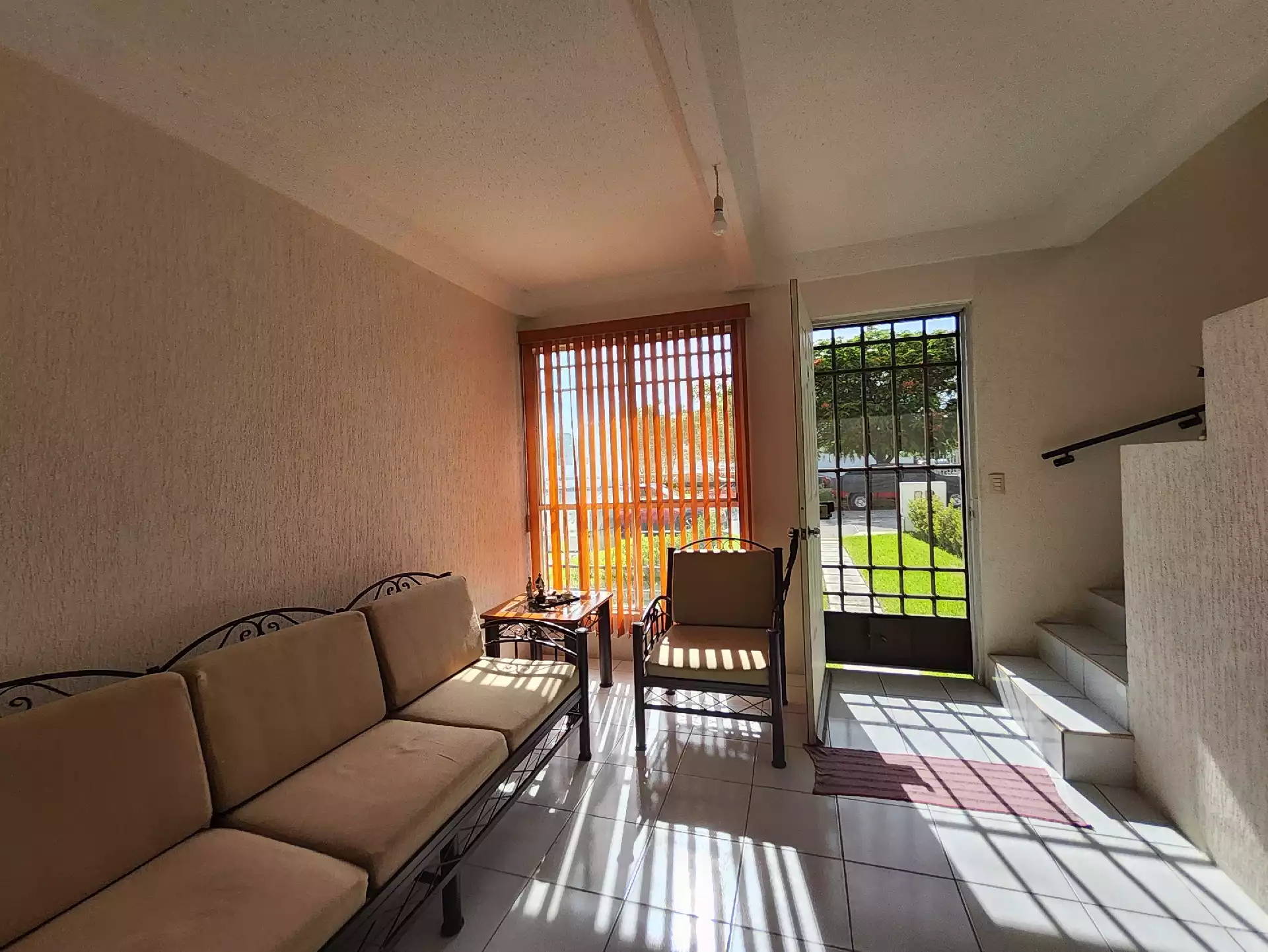 Casa en condominio con alberca compartida.