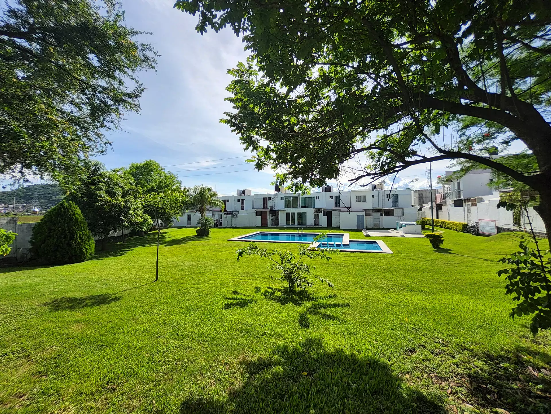 Casa en condominio con alberca compartida.