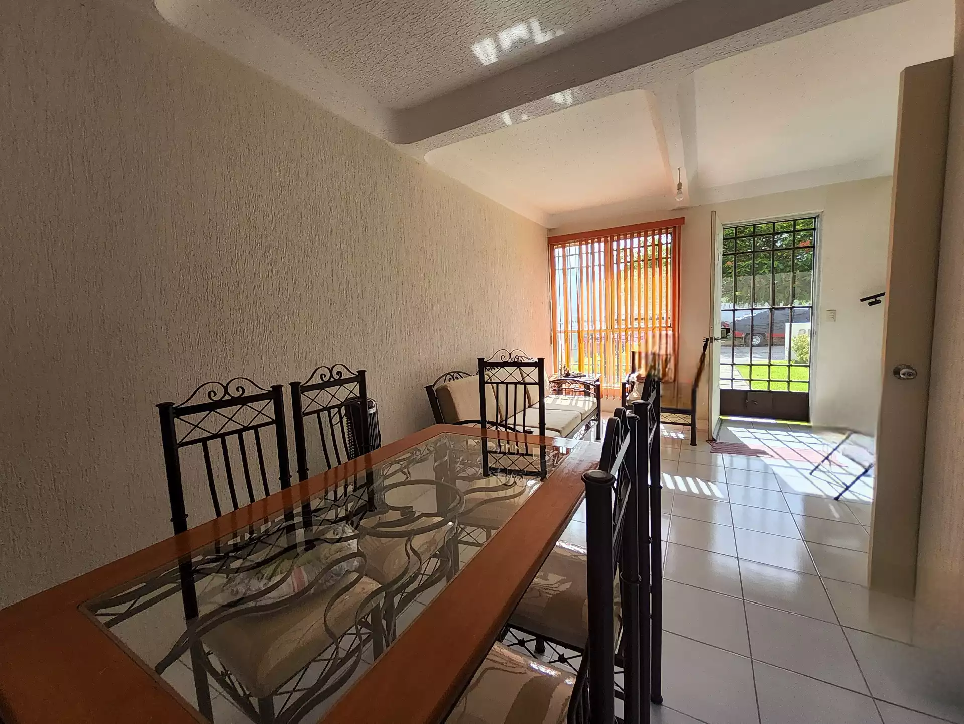 Casa en condominio con alberca compartida.