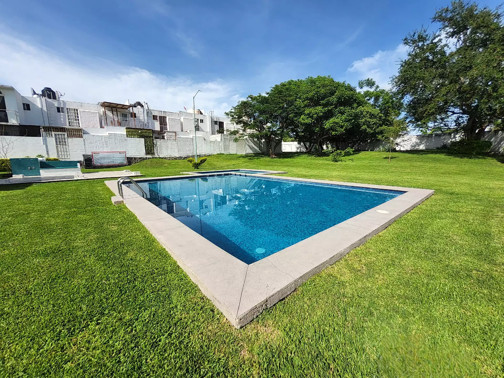 Casa en condominio con alberca compartida.