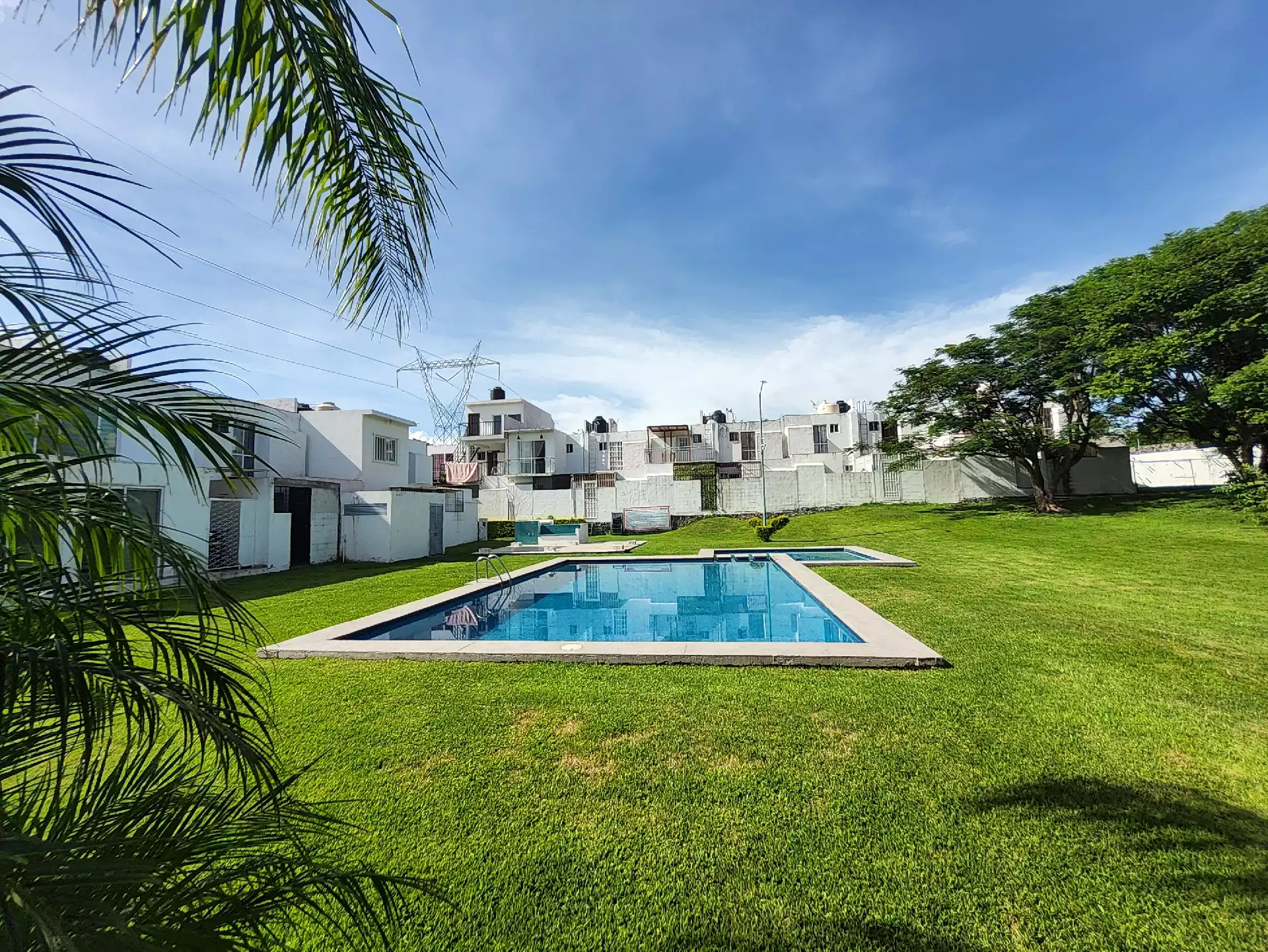 Casa en condominio con alberca compartida.