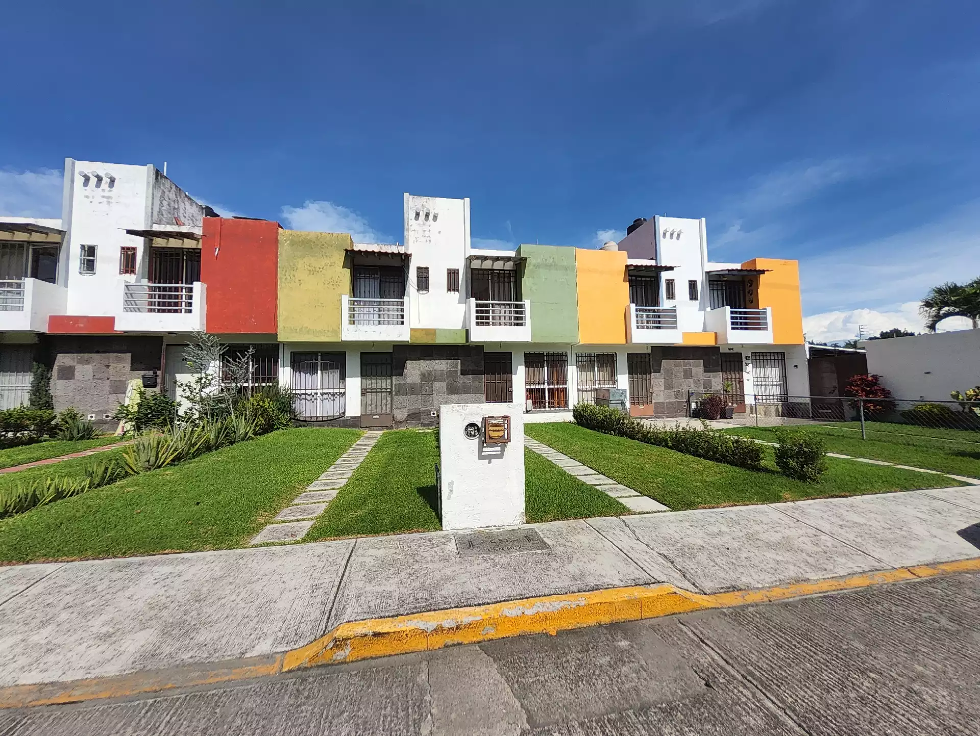 Casa en condominio con alberca compartida.