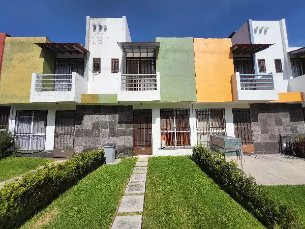 Casa en condominio con alberca compartida.