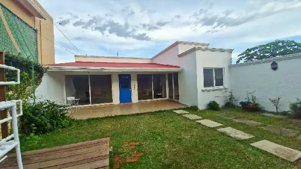 Casa en un nivel en venta en el fraccionamiento Jardines de Ahuatlán, Cuernavaca.