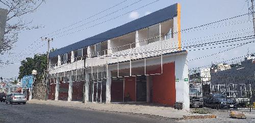 Local con espectacular frente en Av. San Diego