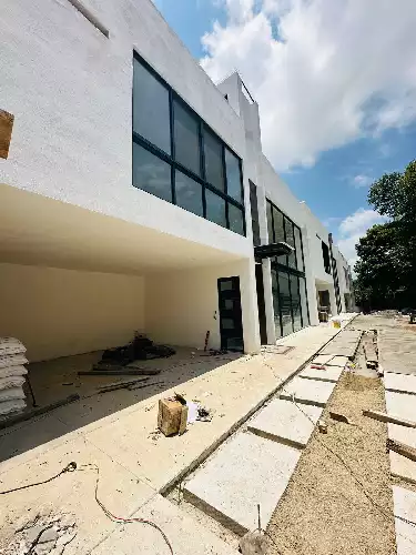 Casa en venta en condominio en zona dorada