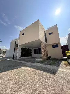 Casa en renta en fraccionamiento en zapote