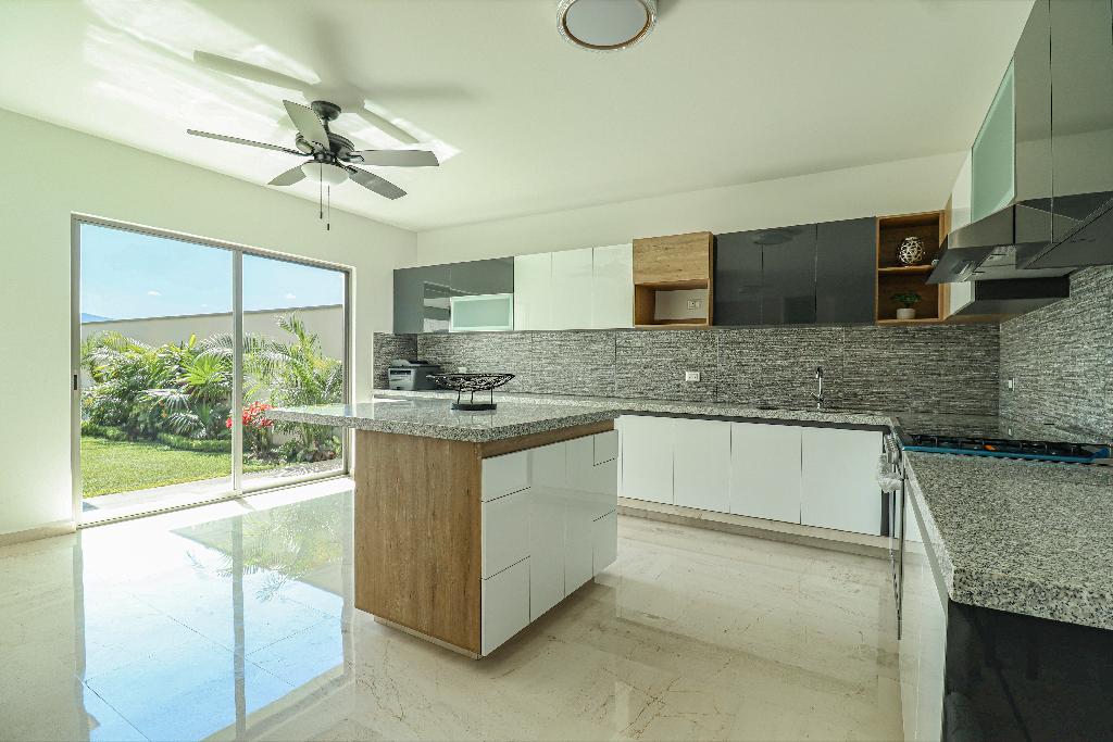VENTA CASA NUEVA AL SUR DE CUERNAVACA, MEJOR CLIMA DE MORELOS 