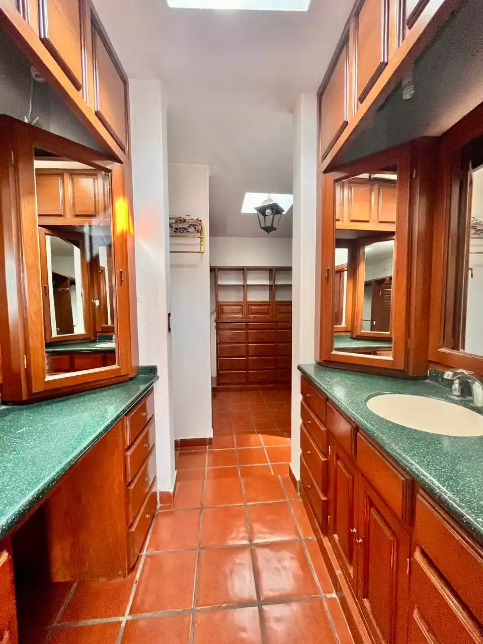 CASA EN VENTA EN LA COLONIA MIRAVAL