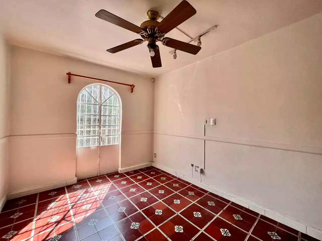 CASA EN VENTA EN LA COLONIA MIRAVAL