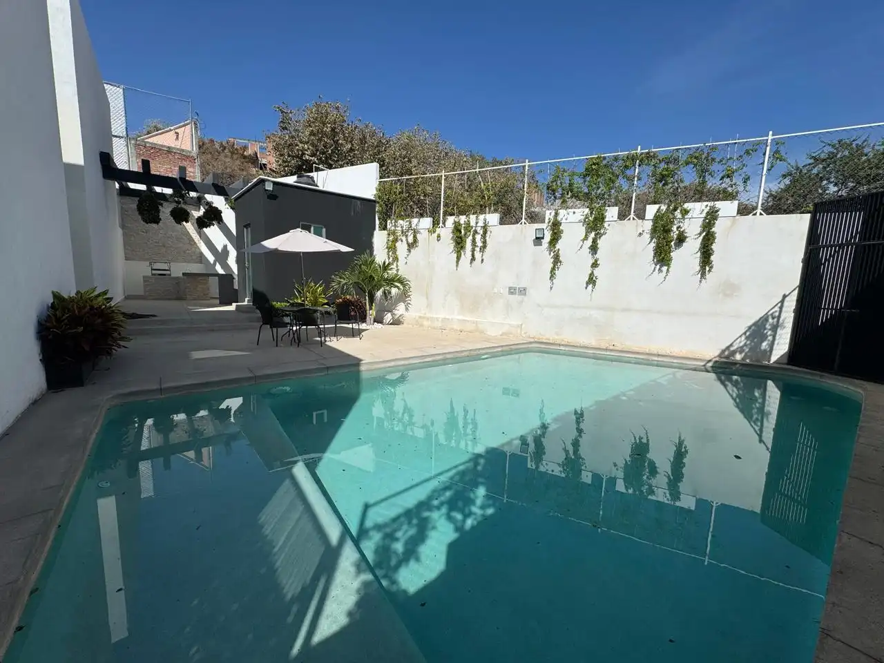 Casa en venta condominio de 10 casas alberca, 4 habitaciones, 3.5 baños en Lomas Trujillo