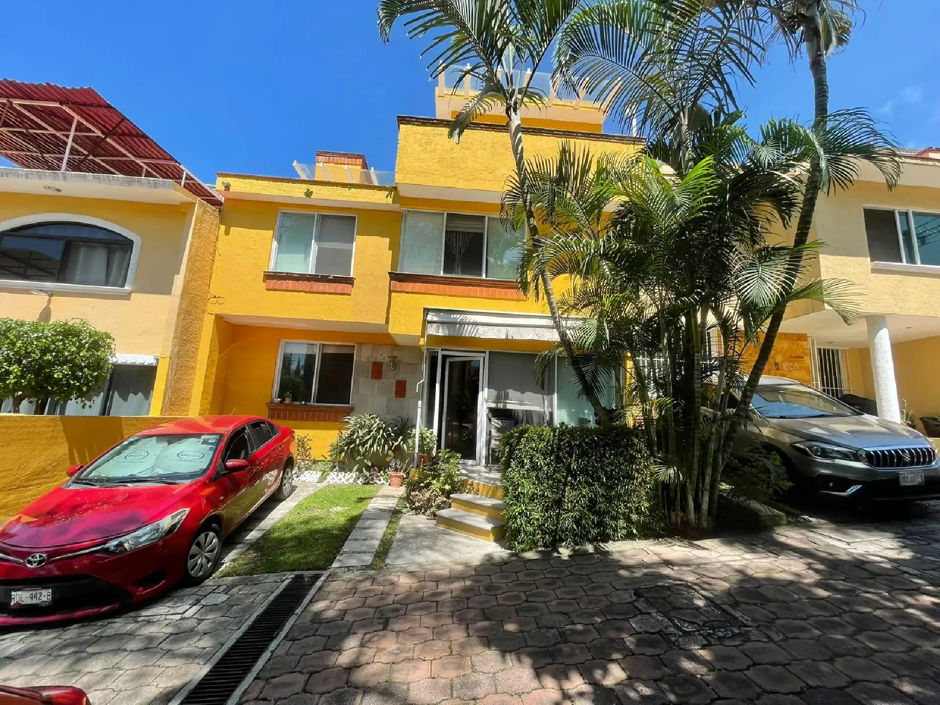 Bonita casa en Lomas de Cortés, condominio portón eléctrico, 3 recamaras, 3.5 baños