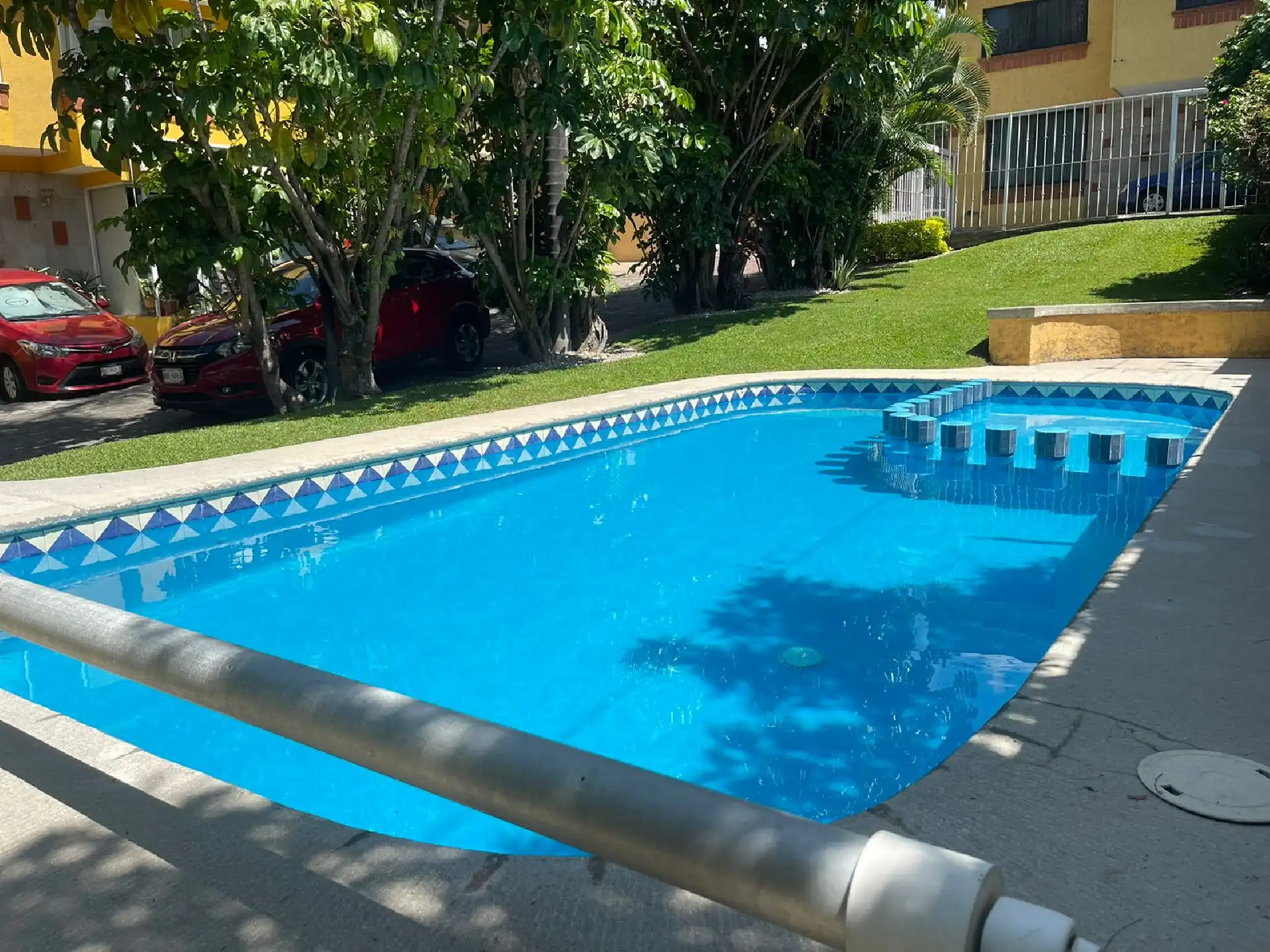 Bonita casa en Lomas de Cortés, condominio portón eléctrico, 3 recamaras, 3.5 baños