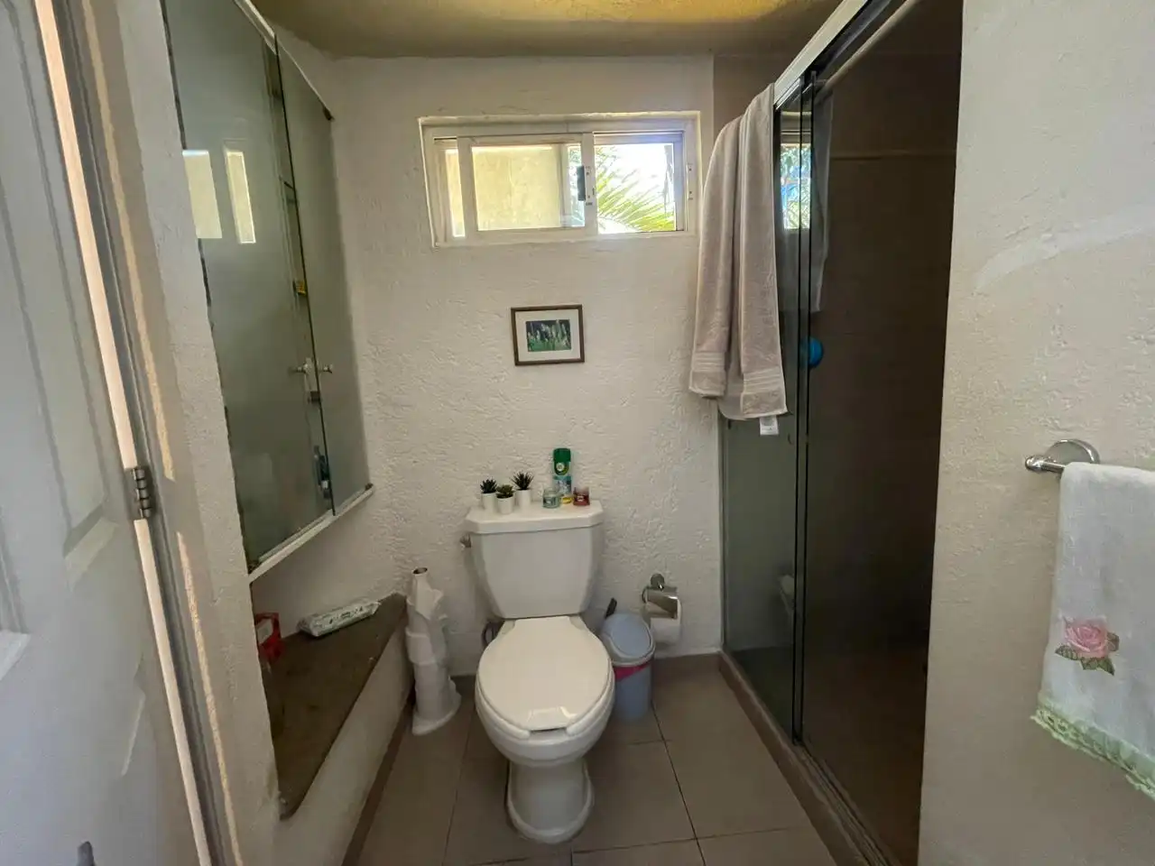 Bonita casa en Lomas de Cortés, condominio portón eléctrico, 3 recamaras, 3.5 baños