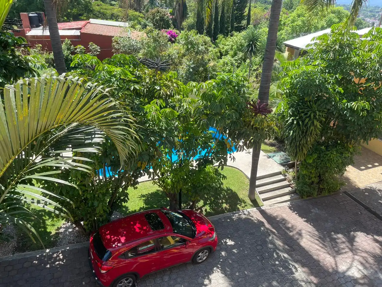 Bonita casa en Lomas de Cortés, condominio portón eléctrico, 3 recamaras, 3.5 baños