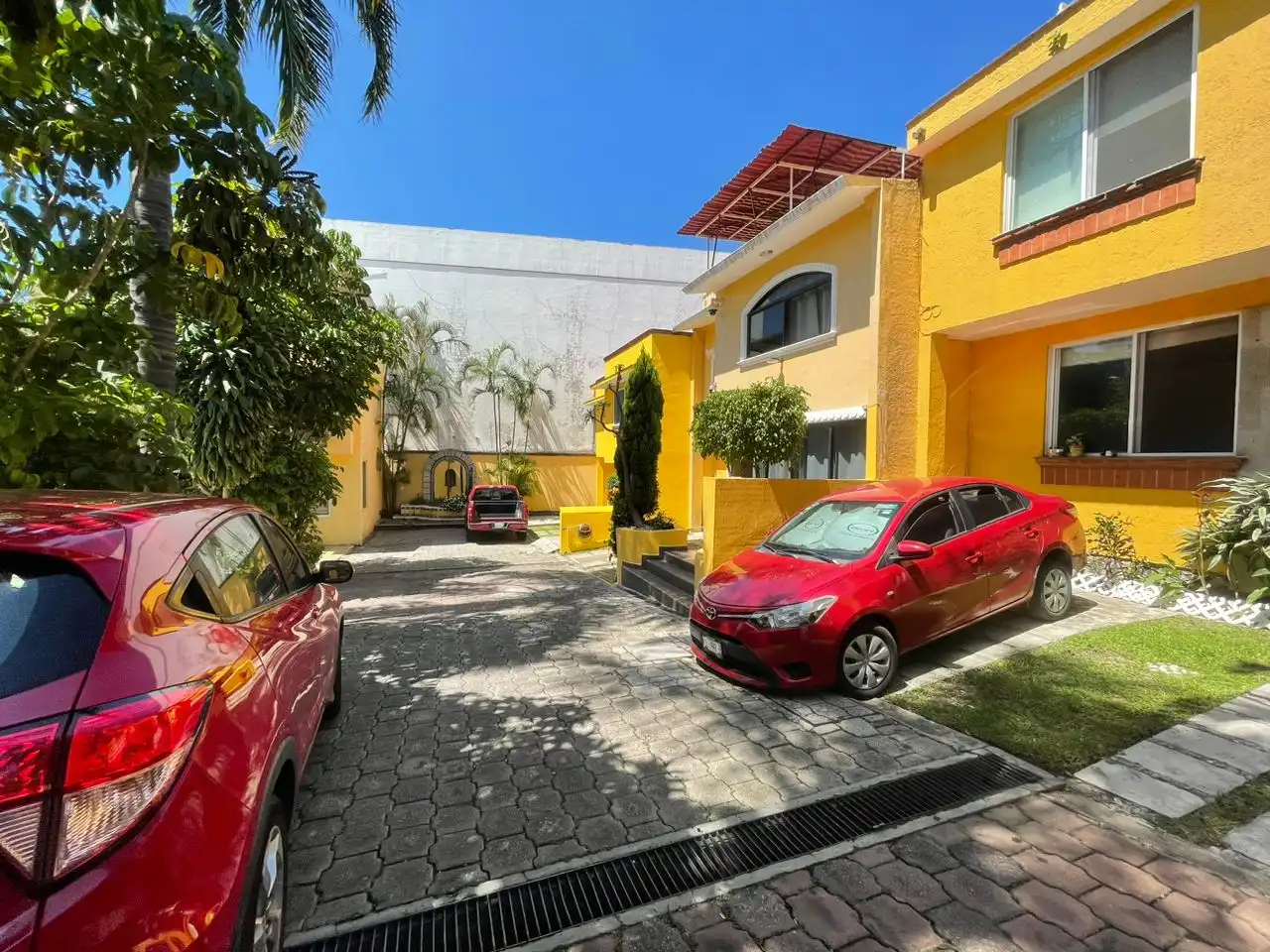 Bonita casa en Lomas de Cortés, condominio portón eléctrico, 3 recamaras, 3.5 baños