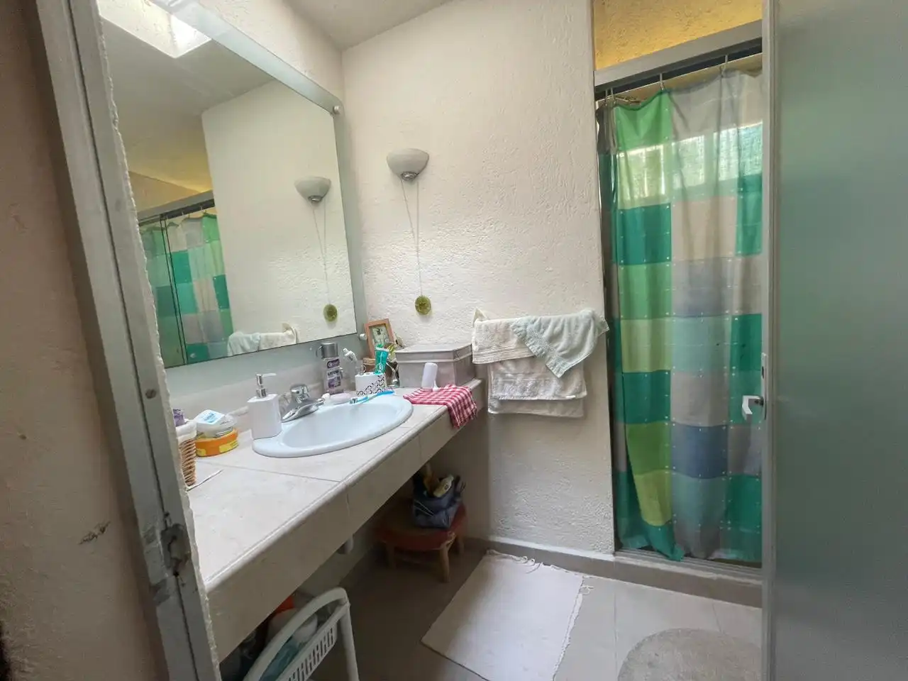 Bonita casa en Lomas de Cortés, condominio portón eléctrico, 3 recamaras, 3.5 baños