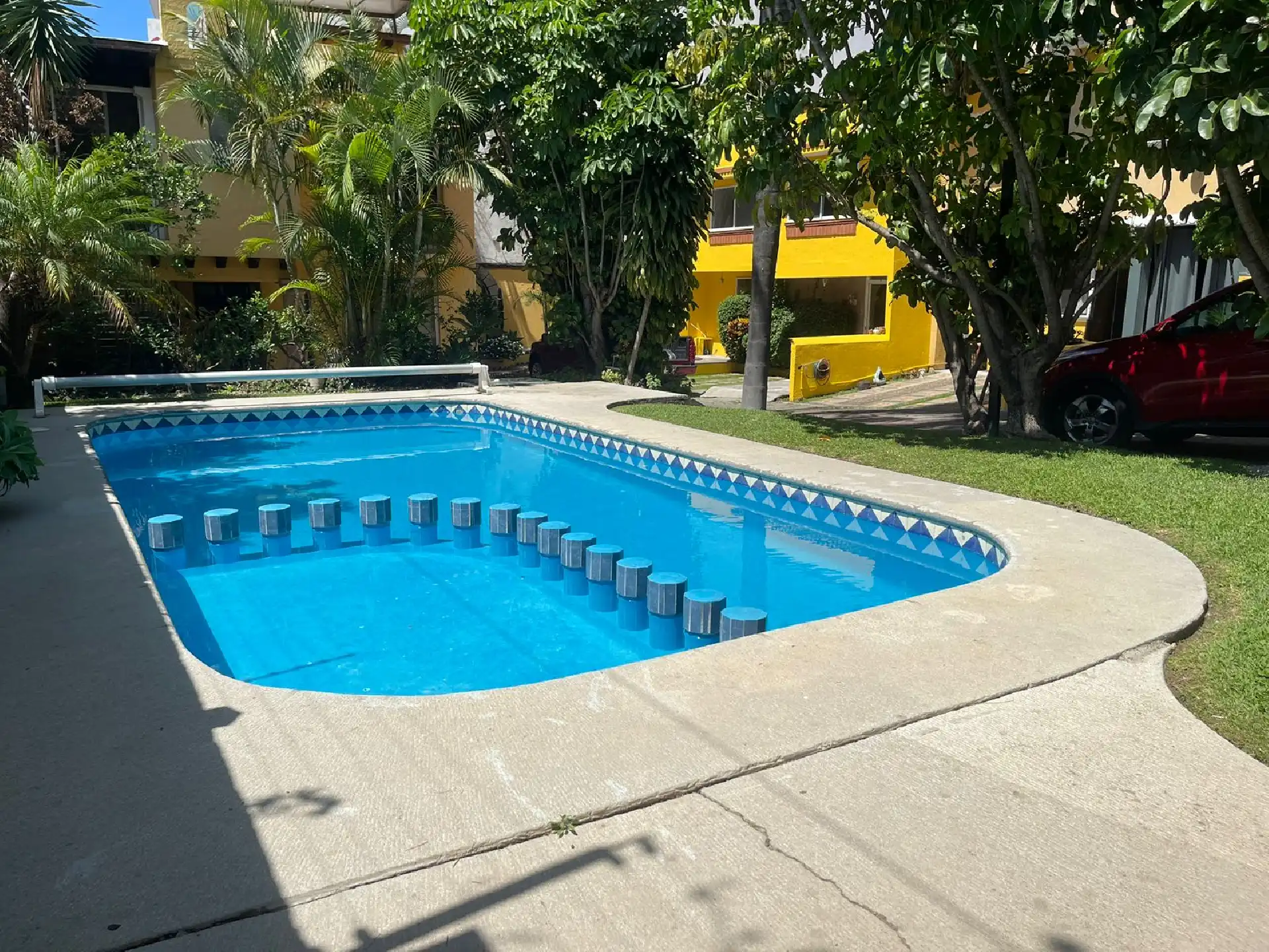 Bonita casa en Lomas de Cortés, condominio portón eléctrico, 3 recamaras, 3.5 baños