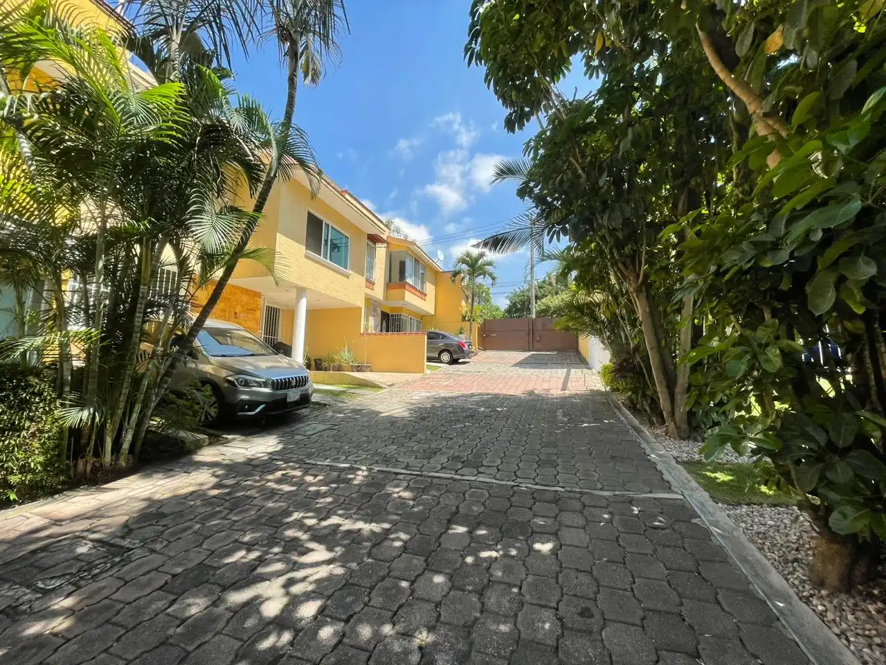 Bonita casa en Lomas de Cortés, condominio portón eléctrico, 3 recamaras, 3.5 baños