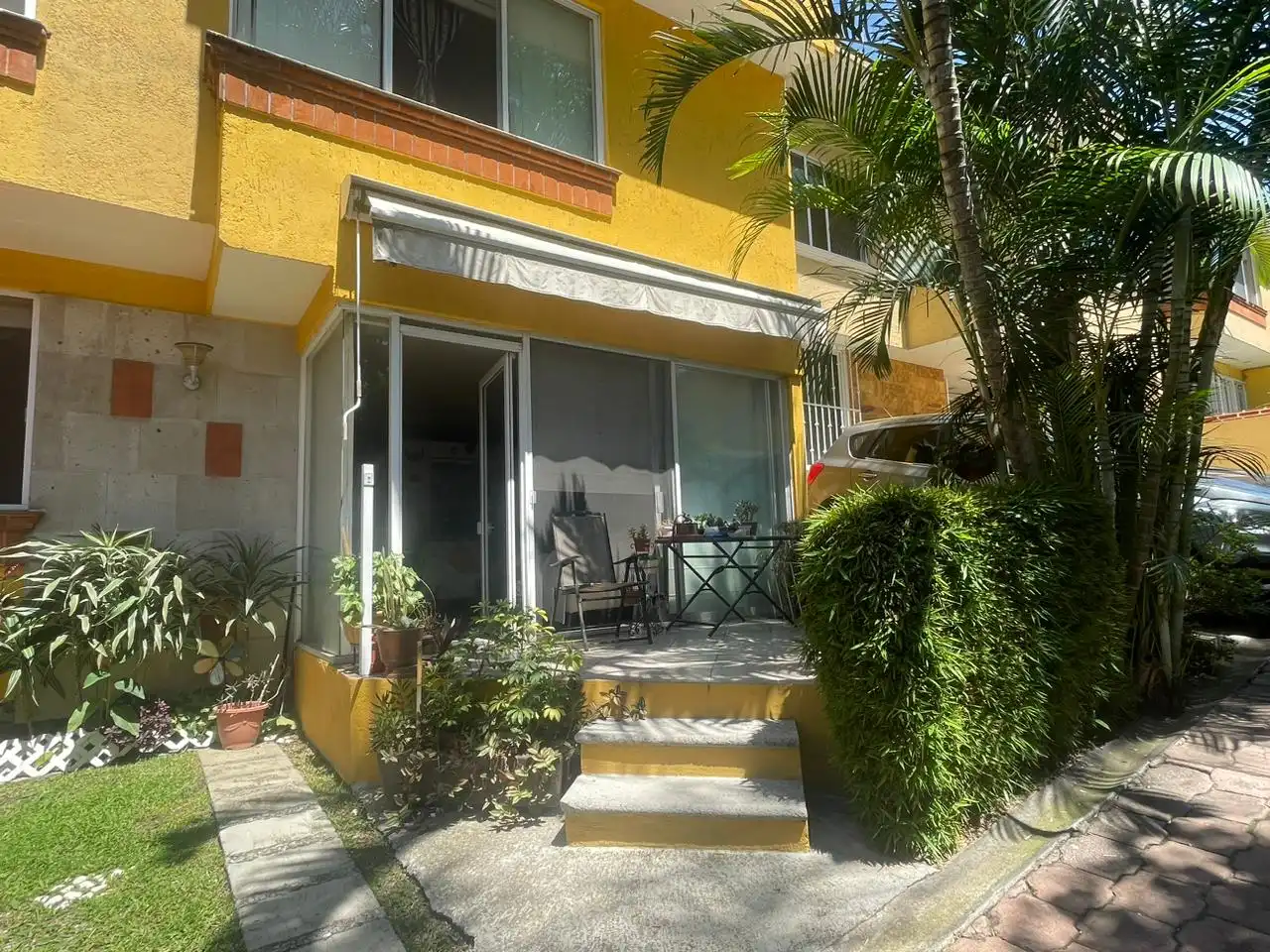 Bonita casa en Lomas de Cortés, condominio portón eléctrico, 3 recamaras, 3.5 baños